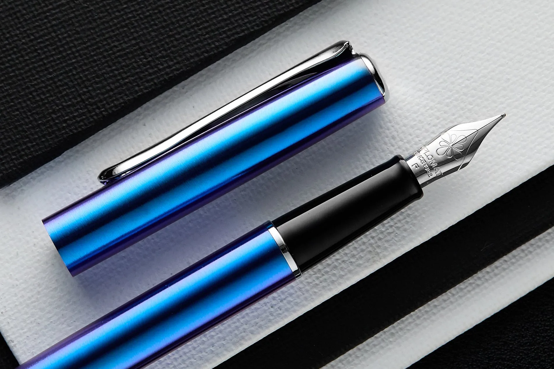 (Bottom Shelf) Diplomat Traveller Fountain Pen - Funky Blue